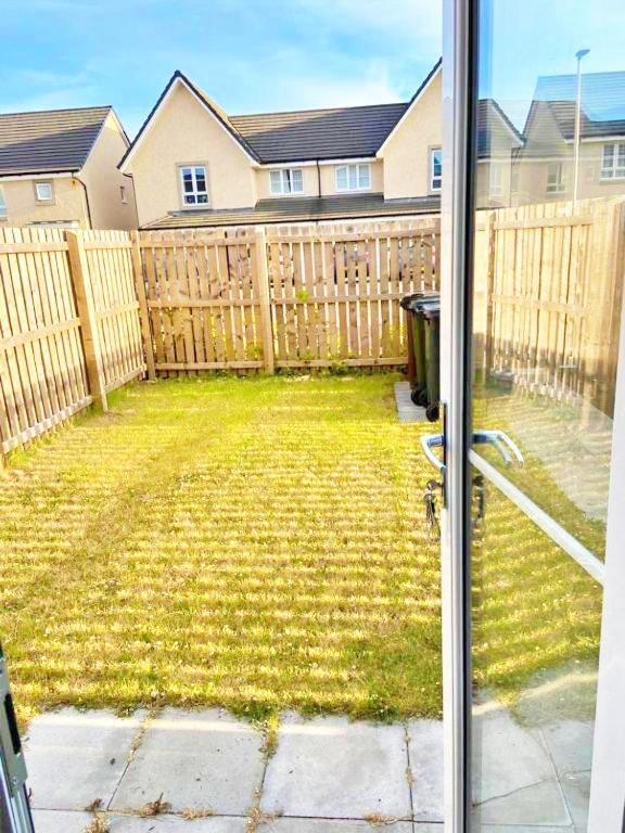 Villa 3 Bed House With Parking Near Airport Edimburgo Exterior foto