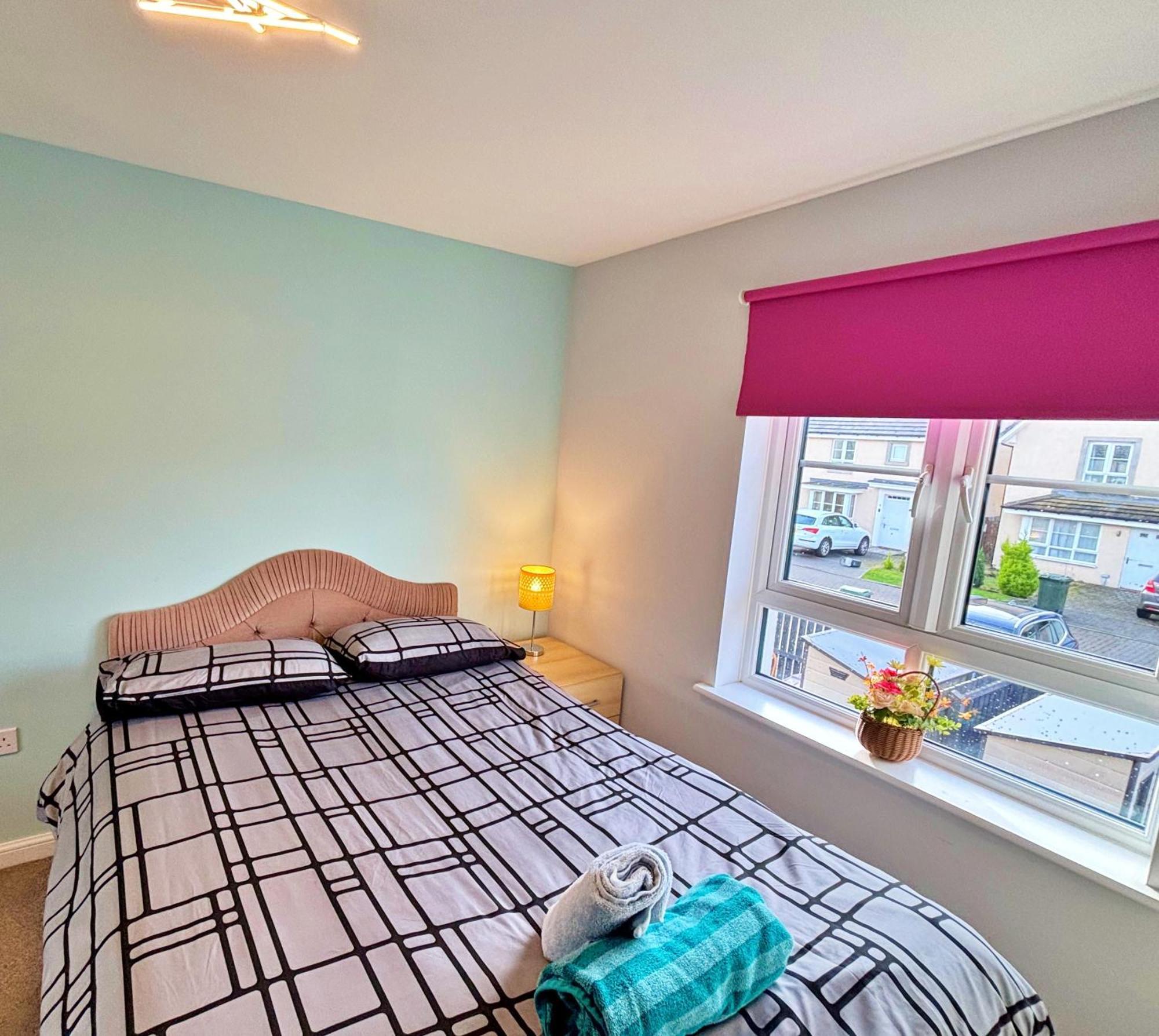 Villa 3 Bed House With Parking Near Airport Edimburgo Exterior foto