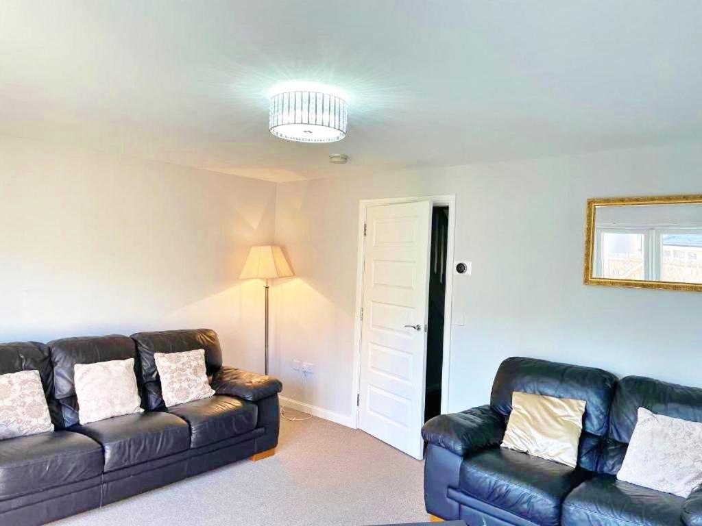 Villa 3 Bed House With Parking Near Airport Edimburgo Exterior foto
