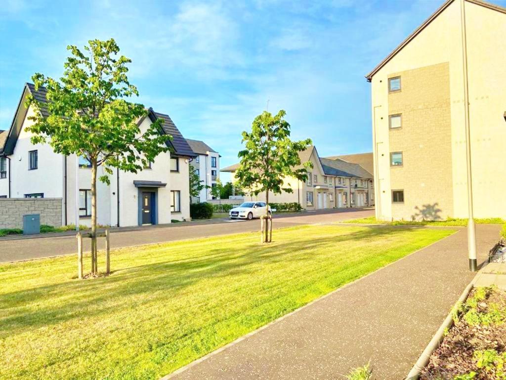 Villa 3 Bed House With Parking Near Airport Edimburgo Exterior foto