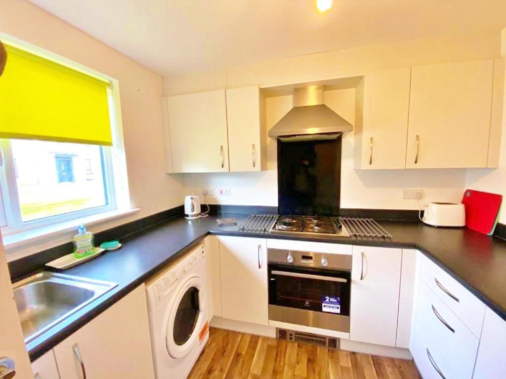 Villa 3 Bed House With Parking Near Airport Edimburgo Exterior foto